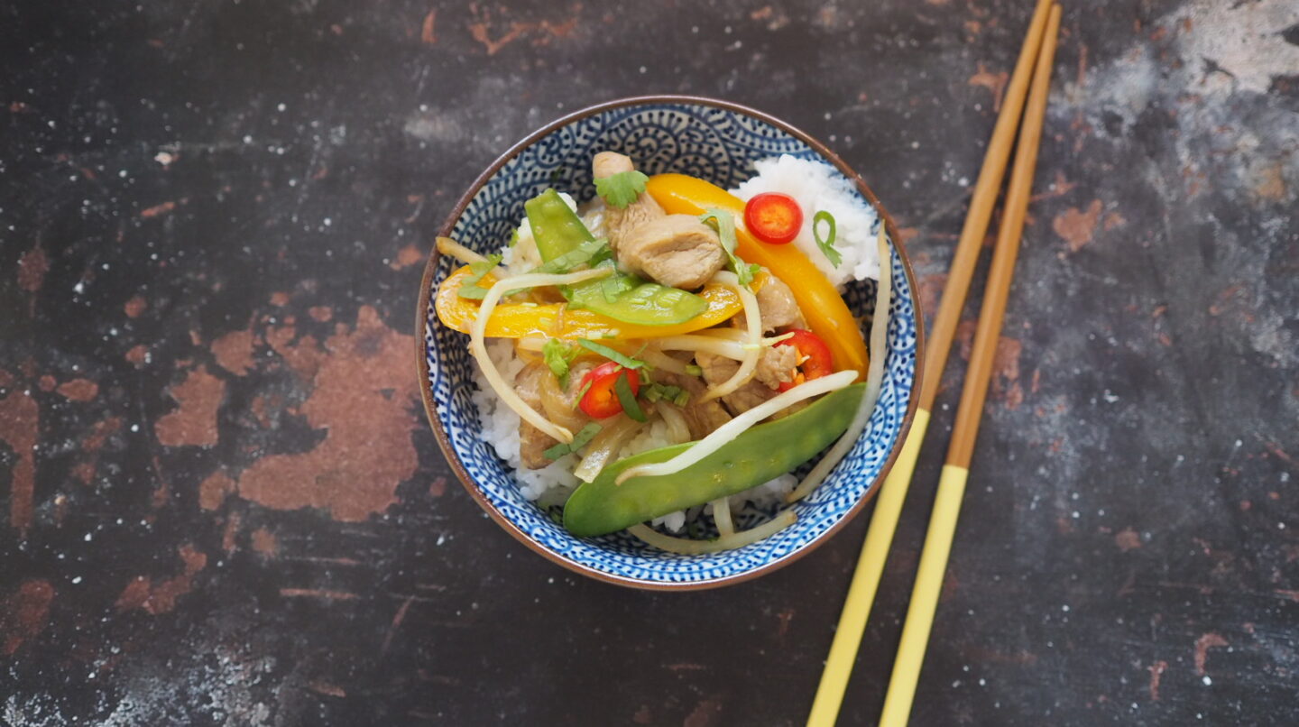 Honey and Ginger Pork Stir Fry | This tasty low syn dish is perfect for a quick midweek meal. Crispy stir fried veg with delicious pork strips serve with rice or noodles.